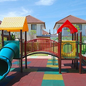 Плитка на детской площадке